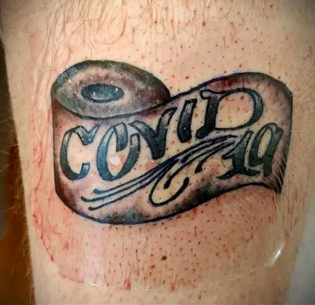 Татуировка на тему коронавируса COVID-19 - рулон туалетной бумаги с надписями