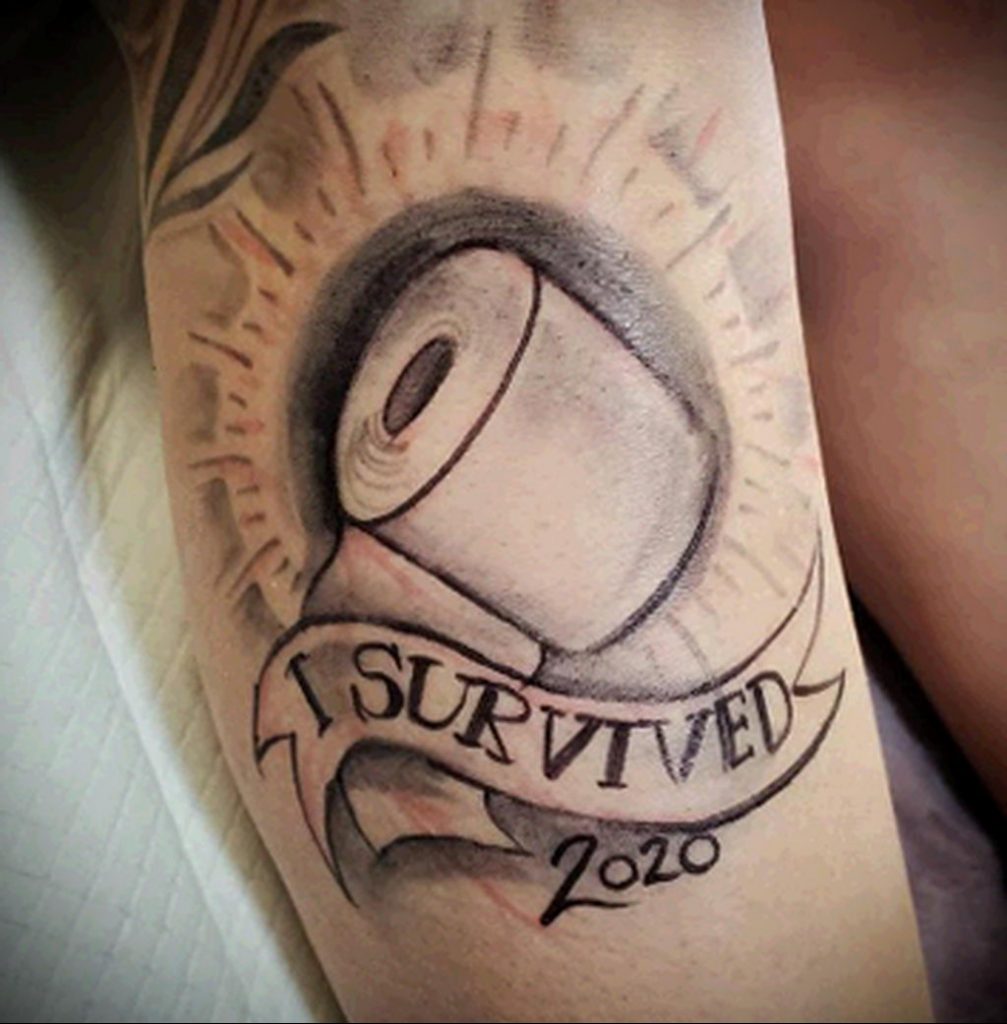Татуировка на тему коронавируса COVID-19 - туалетная бумага и надпись я выживу