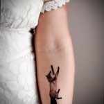 Фото тату лисы на предплечье. Рисунок лисы в прыжке, выполненный в графичном стиле с использованием черных линий и теней.