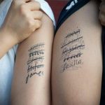 Фото парных татуировок на руках с перечеркнутыми именами. Минималистичный стиль и необычный дизайн.