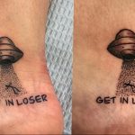 Фото тату с изображением НЛО, похищающего кошку. Надпись 'GET IN LOSER'. Оригинальный рисунок на лодыжке.