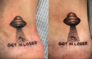 Фото тату с изображением НЛО, похищающего кошку. Надпись 'GET IN LOSER'. Оригинальный рисунок на лодыжке.