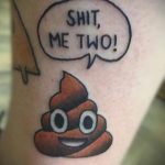 Фото тату: юмористическая татуировка какашки с надписью "SHIT, ME TOO!" в пузыре речи. Необычный и провокационный рисунок татуировки.