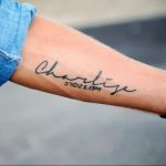 Фото тату: Имя 'Charlize' и дата '07.01.2012 8.39PM' выгравированы изящным шрифтом на предплечье.