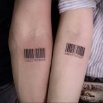Фото парных татуировок в виде штрих-кодов с цифрами на предплечьях. Черный рисунок татуировки, минималистичный стиль, символизирует уникальность и индивидуальность.