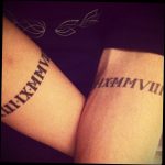 Фото парных татуировок на руках с римскими цифрами 'II.IX-MMXVI' и 'IX.MMVIII'. Черный цвет, минималистичный дизайн, символизирует важные даты.