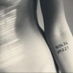 Черно-белое фото тату с датами '91.06.26' и '89.12.27' на предплечье. Минималистичный дизайн, тонкие линии, личное значение.