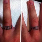 Фото тату: маленькие татуировки с римскими цифрами 'VIII X' и 'VIII' на фалангах пальцев. Необычное размещение, минималистичный дизайн, для любителей оригинальных тату.