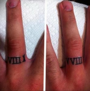 Фото тату: маленькие татуировки с римскими цифрами 'VIII X' и 'VIII' на фалангах пальцев. Необычное размещение, минималистичный дизайн, для любителей оригинальных тату.