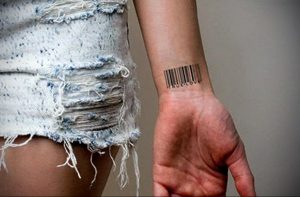 Фото тату: штрих-код с надписью 'TRUE LOVE' на запястье. Черно-белая татуировка, минималистичный дизайн, необычная идея для парных тату или выражения чувств.