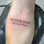 Фото тату: римские цифры 'VII XXXI XVIII' и надпись 'Always and Forever' на предплечье, выполненные черным шрифтом. Романтичная татуировка.