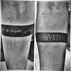 Фото парных татуировок в виде черных браслетов с римскими цифрами XVI.IV и арабской надписью на предплечьях. Оригинальный и стильный дизайн.