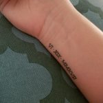 Фото татуировки с римскими цифрами VI.XIX.MMXVII на запястье. Минималистичный дизайн, выполненный черными чернилами.