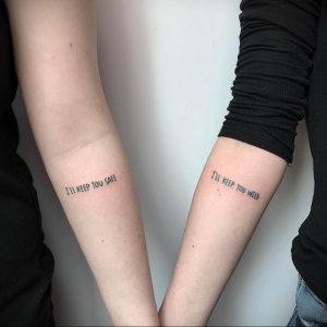 Фото парных татуировок с надписями "I'll keep you safe" и "I'll keep you wild" на предплечьях. Минималистичный дизайн для любящих пар.