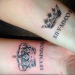 Фото татуировки с двумя черными коронами и римскими цифрами XII-V-MMXVII на предплечьях. Изящный рисунок для парных тату.