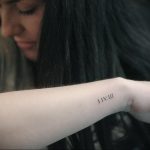 Фото тату: на запястье руки выгравированы римские цифры 'I IV III' черными чернилами. Минималистичный стиль, маленькая татуировка.
