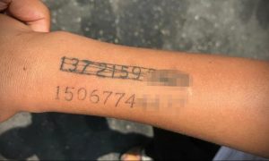 Фото тату: на предплечье нанесена цифровая последовательность '1372159' и '1506774' черными чернилами. Простой рисунок татуировки.