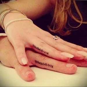 Фото тату: парные татуировки на пальцах с римскими цифрами IXMM-II-VIX и IXMM-II-VIX, выполненные черными чернилами.