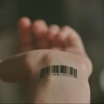 Фото тату: черная татуировка в виде штрих-кода с цифрами '567-68-0515' на запястье. Оригинальный и минималистичный дизайн.