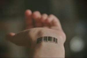 Фото тату: черная татуировка в виде штрих-кода с цифрами '567-68-0515' на запястье. Оригинальный и минималистичный дизайн.