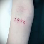 Фото тату на предплечье: красный год 1992, выполненный в минималистичном стиле. Простой и элегантный рисунок татуировки.