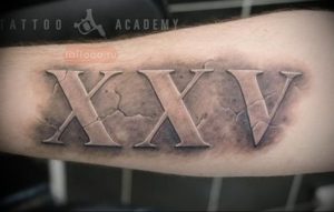 Фото тату: объемные римские цифры 'XXXV' на предплечье. Реалистичный дизайн, эффект тени. Идея для эффектной и запоминающейся татуировки.