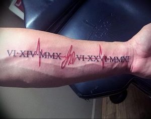 Фото тату: римские цифры 'VI.XIV.MMX' и изображение пульса на предплечье. Оригинальный дизайн, сочетание символов. Идея для татуировки, посвященной жизни.