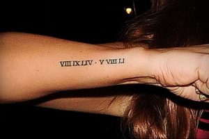 Фото тату: римские цифры 'VIII.IX.XVII.V.IIII' на предплечье. Классический дизайн, четкие линии. Идея для минималистичной татуировки.