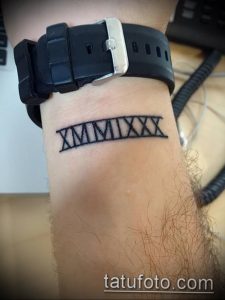Фото тату: черные римские цифры 'XMMIXIX' на запястье. Минималистичный рисунок татуировки, выполненный четкими линиями. Идеально для тех, кто ищет идеи для тату.