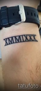 Фото тату: черная татуировка римскими цифрами XMMIXXX на запястье мужчины. Строгий и лаконичный дизайн.