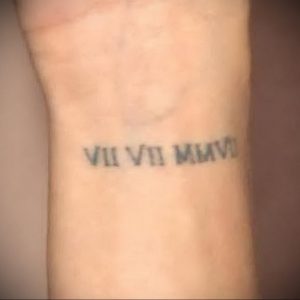Фото тату: черная татуировка римскими цифрами VII VII MMVI на запястье. Простой и элегантный дизайн.