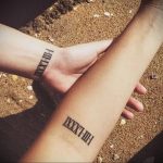 Фото тату: парные татуировки на запястьях с римскими цифрами XXIII-III-I и XXIII-III-I. Символ любви и единения.