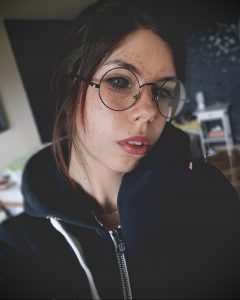 Крупный план портрета девушки в модных очках. Идеально для поиска идей для реалистичных татуировок портретов.