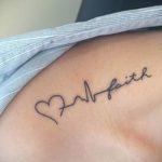 Фото тату: небольшая татуировка на ключице с надписью "Faith" и изображением сердечного ритма. Символичный рисунок татуировки, отражающий веру и жизнь.