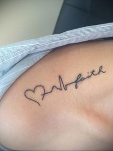 Фото тату: небольшая татуировка на ключице с надписью "Faith" и изображением сердечного ритма. Символичный рисунок татуировки, отражающий веру и жизнь.