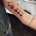 Фото тату на руке с изображением трех красных роз и надписью 'Self love is the best love'.