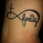 Фото тату на запястье с изображением символа бесконечности, креста и слова 'Family' с сердечком. Символизирует вечную любовь к семье.