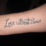Фото тату на предплечье: надпись "Love without cause" черными чернилами, выполненная рукописным шрифтом. Философская и вдохновляющая татуировка.