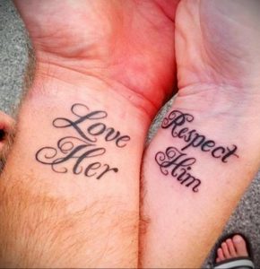 Фото парных татуировок на запястьях с надписями 'Love Her' и 'Respect Him'. Черно-серые тату, выполненные каллиграфическим шрифтом.