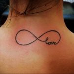 Фото татуировки надписи "Love" внутри символа бесконечности на задней части шеи. Черно-белая татуировка, минималистичный дизайн, символизирующий вечную любовь.