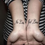 Фото парных татуировок на запястьях с надписями "No Lies Just Love". Черно-белые татуировки, выполненные простым шрифтом, символизирующие доверие и любовь.