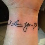 Фото тату надписи 'I Love You' на запястье. Черно-белая татуировка, выполненная каллиграфическим шрифтом, с маленьким сердечком в конце.