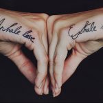 Фото тату надписи 'Inhale Love, Exhale Hate' на ладонях. Каллиграфический шрифт и глубокий смысл делают эту татуировку особенной.