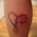 Фото тату с надписью 'Love' внутри символа бесконечности, объединенного с изображением бейсбольного мяча.