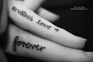 Фото парных татуировок с надписями 'endless love' и 'forever' на пальцах. Минималистичные татуировки черным цветом.