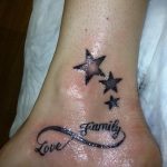 Фото татуировки на лодыжке с надписью 'Love Family', вписанной в символ бесконечности, и тремя звездами.