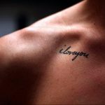 Фото тату на ключице с надписью 'I love you', выполненной тонким черным шрифтом. Минималистичный дизайн, нежная татуировка.