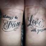 Фото парных тату на запястьях с надписями 'Always be True' и 'Love with passion', выполненными в каллиграфическом стиле.