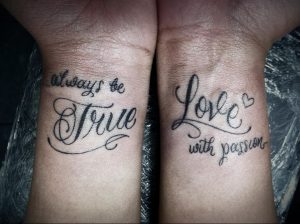 Фото парных тату на запястьях с надписями 'Always be True' и 'Love with passion', выполненными в каллиграфическом стиле.