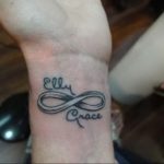 Фото парных татуировок на запястьях с именами 'Elly' и 'Grace', заключенными в символ бесконечности. Черно-белый рисунок татуировки.